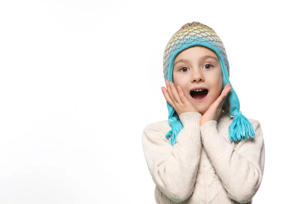 Le flicka på vintern ser bär rolig varm hatt — Stockfoto
