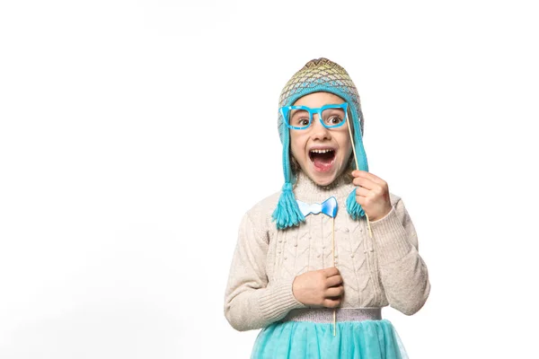 Ragazza sorridente nel look invernale indossando divertente cappello caldo — Foto Stock