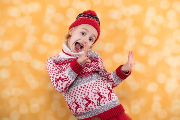 Liten rolig och lekfull flicka på julen. — Stockfoto