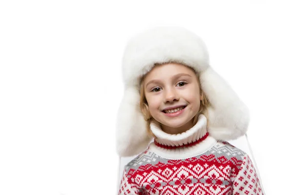 Menina sorridente no olhar de inverno, conceito de Natal . — Fotografia de Stock