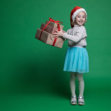Mutlu küçük kız Noel zamanı hediyelerle