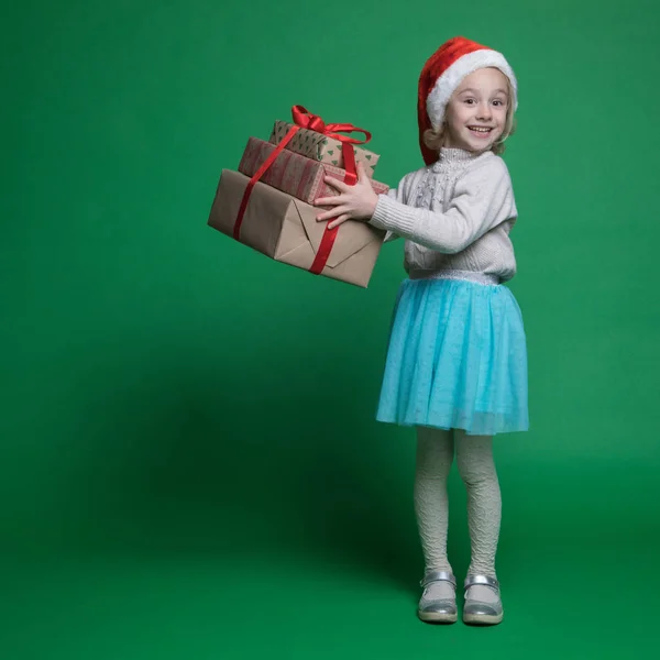 圣诞节的时候带着礼物的快乐小女孩 — 图库照片