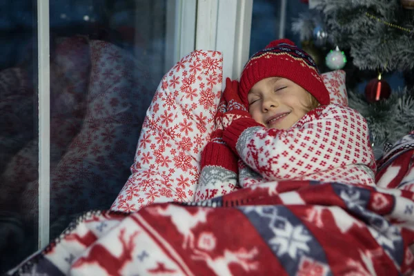 小女孩坐在窗边和圣诞树旁 — 图库照片