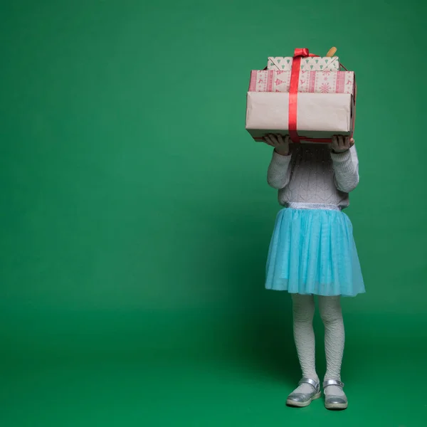 Niña feliz con regalos en Navidad —  Fotos de Stock