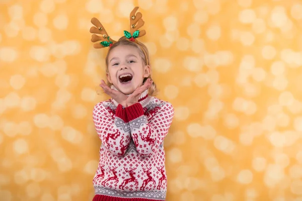 Lächelndes Mädchen im Winterlook. Weihnachtskonzept. — Stockfoto