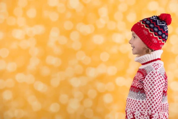 Lächelndes Mädchen im Winterlook. Weihnachtskonzept. — Stockfoto