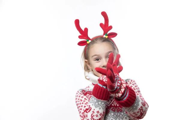 Schattig jong meisje met hertenhoorns. Nieuwjaarsconcept. — Stockfoto