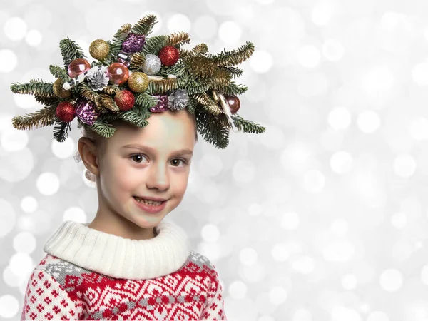 Natal menina de inverno com penteado árvore de Natal — Fotografia de Stock