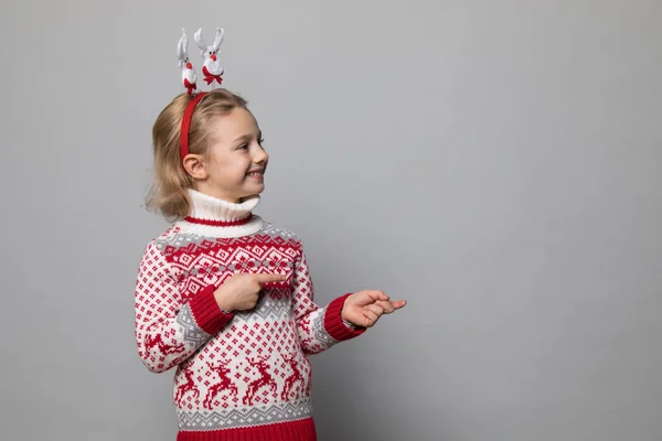 Miúdo engraçado com banda de Natal. Rapariga sorridente alegre  . — Fotografia de Stock