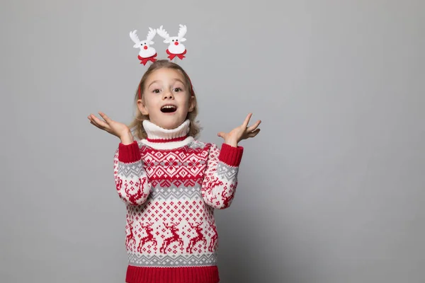 Lustiges Kind mit Weihnachtsband. fröhlich lächelndes kleines Mädchen . — Stockfoto