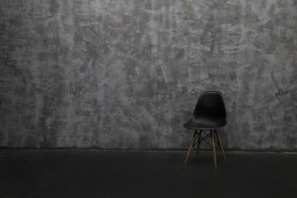 회색 벽에 대고 현대식 라운지 의자. — 스톡 사진