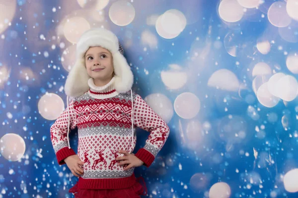 Leende flicka på vintern utseende. Julkoncept. — Stockfoto