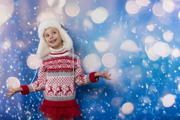 Lächelndes Mädchen im Winterlook. Weihnachtskonzept. — Stockfoto