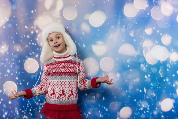 Menina sorridente no olhar de inverno. Conceito de Natal . — Fotografia de Stock