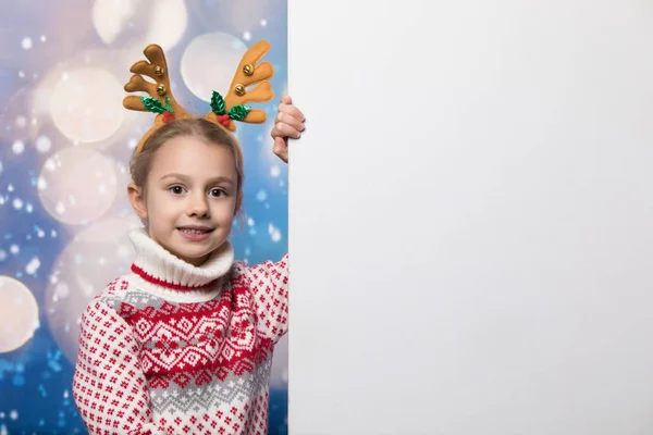 Leende flicka på vintern utseende. Julkoncept. — Stockfoto