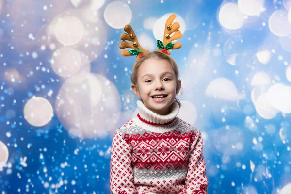 Leende flicka på vintern utseende. Julkoncept. — Stockfoto