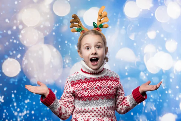 Menina surpresa no olhar de inverno. Conceito de Natal . — Fotografia de Stock