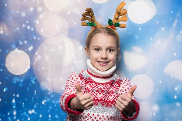 Glimlachend meisje in de winter. Kerstconcept. — Stockfoto