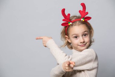 Kışın küçük bir kız gibi. Noel konsepti.