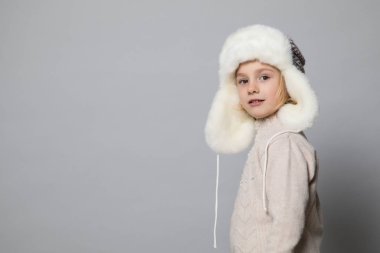 Kışın küçük bir kız gibi. Noel konsepti.