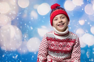 Kışın görünen küçük kız. Noel konsepti.