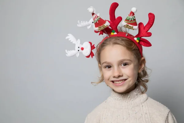 Kleines Mädchen im Winterlook. Weihnachtskonzept. — Stockfoto