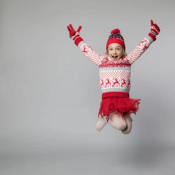 En liten flicka på vintern. Julkoncept. — Stockfoto