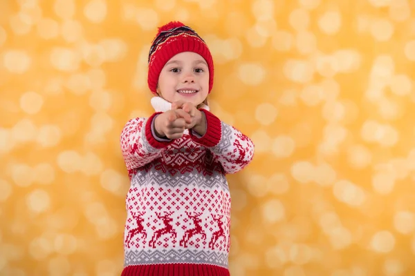 Kleines Mädchen im Winter, das mit dem Finger auf dich zeigt — Stockfoto