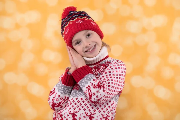 Klein speels meisje in de winter kijken glimlachen — Stockfoto