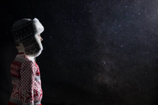 Dziecko, patrząc na księżyc i niebo gwiazdy, życząc sobie świąt — Zdjęcie stockowe