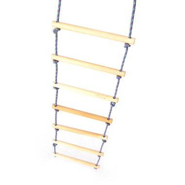 Beyaz zemin üzerinde ahşaptan yapılmış halat merdiven .