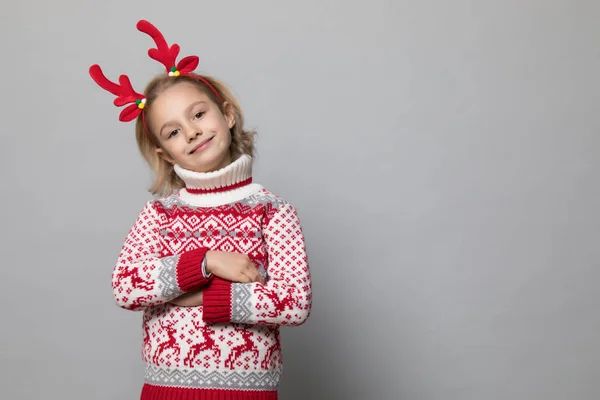 Malá holčička v zimním vzhledu. Vánoční koncept. — Stock fotografie