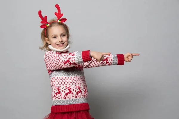 En liten flicka på vintern. Julkoncept. — Stockfoto