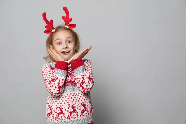 Kleines Mädchen im Winterlook. Weihnachtskonzept. — Stockfoto