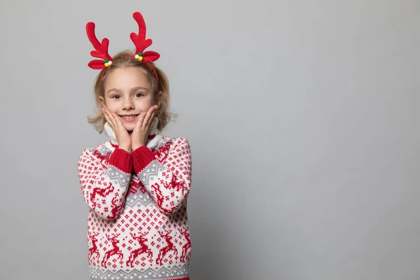 En liten flicka på vintern. Julkoncept. — Stockfoto