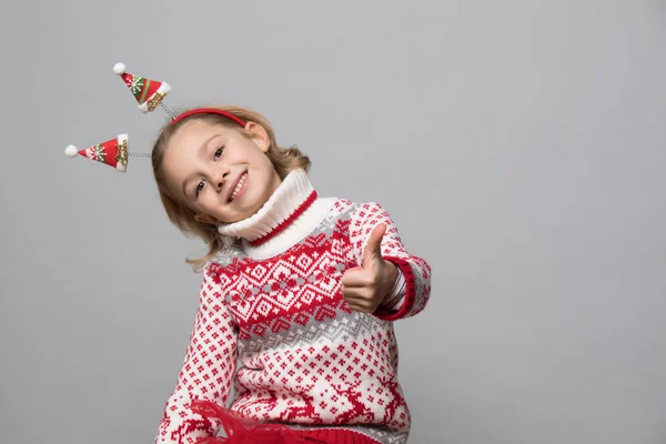 Kleines Mädchen im Winterlook. Weihnachtskonzept. — Stockfoto