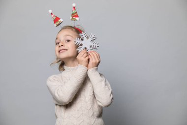 Kışın küçük bir kız gibi. Noel konsepti.