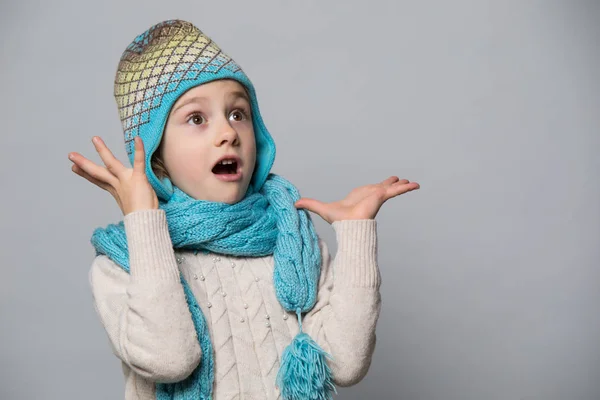 Menina no olhar de inverno. Conceito de Natal . — Fotografia de Stock