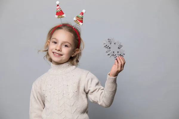 En liten flicka på vintern. Julkoncept. — Stockfoto