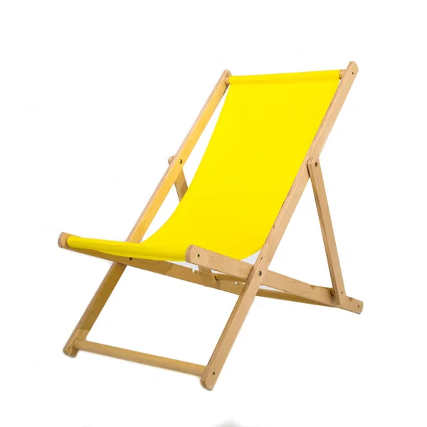 Chaise pliante en bois jaune isolée sur blanc — Photo