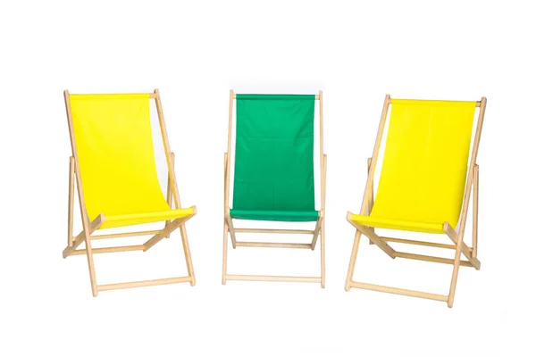 Πράσινη και κίτρινη ξύλινη πτυσσόμενη καρέκλα που απομονώνεται σε λευκό — Φωτογραφία Αρχείου