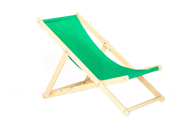 흰 나무로 만든 접는 의자를 따로 떼어 놓은 녹색 의자 — 스톡 사진