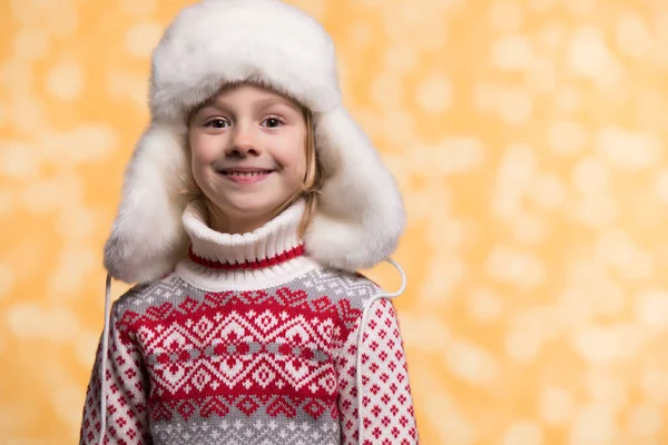 冬の女の子が見える。クリスマスのコンセプト. — ストック写真