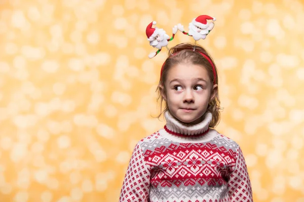 Menina no olhar de inverno. Conceito de Natal . — Fotografia de Stock