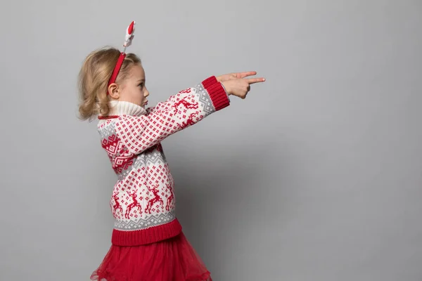 Menina no olhar de inverno. Conceito de Natal . — Fotografia de Stock