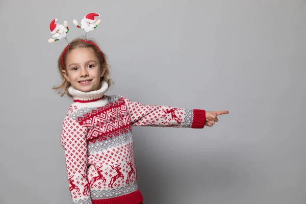 Menina no olhar de inverno. Conceito de Natal . — Fotografia de Stock