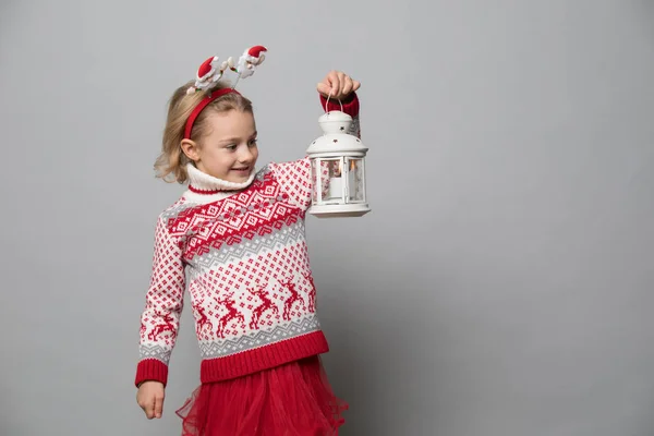 En liten flicka på vintern. Julkoncept. — Stockfoto