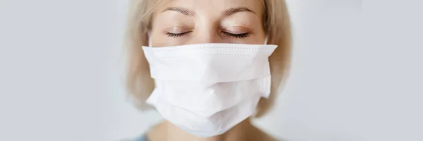 Kvinna i mask. Skydd mot virus, infektion, avgaser . — Stockfoto