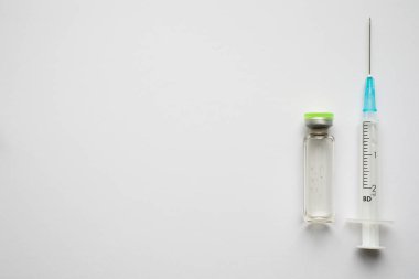 Bilimsel arka planda tıbbi ampuller ve şırınga var.