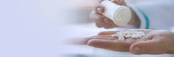 Medicamentos comprimidos ou cápsulas na mão, palma ou dedos. — Fotografia de Stock
